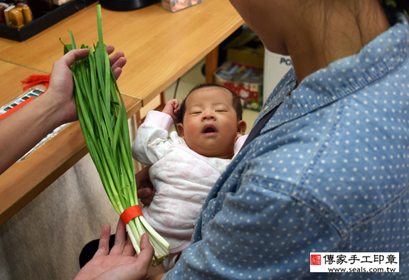 何寶寶(新北永和區嬰兒寶寶滿月剃頭理髮、免費嬰兒剃胎毛儀式吉祥話)。中國風會場，爸媽寶貝免費穿「日中韓」古裝禮服。專業拍照、DVD光碟、證書。★購買「臍帶章、肚臍章、胎毛筆刷印章」贈送：剃頭、收涎、抓周，三選一。 2015.09.06 照片11